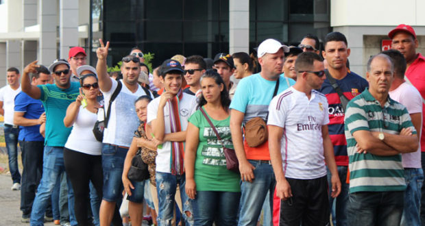 تظاهرات دهها مهاجر کوبایی در مرز مکزیک با آمریکا 