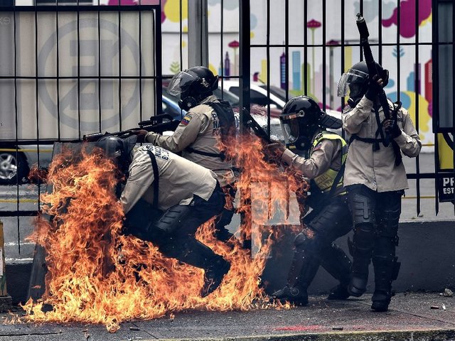 صدور حکم جلب ۵۰ معترض ونزوئلایی توسط دادگاه‌های نظامی