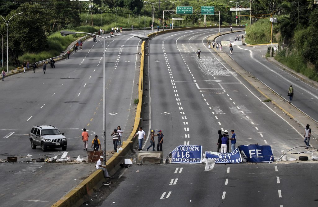 مخالفان دولت در ونزوئلا خیابان ها را بستند