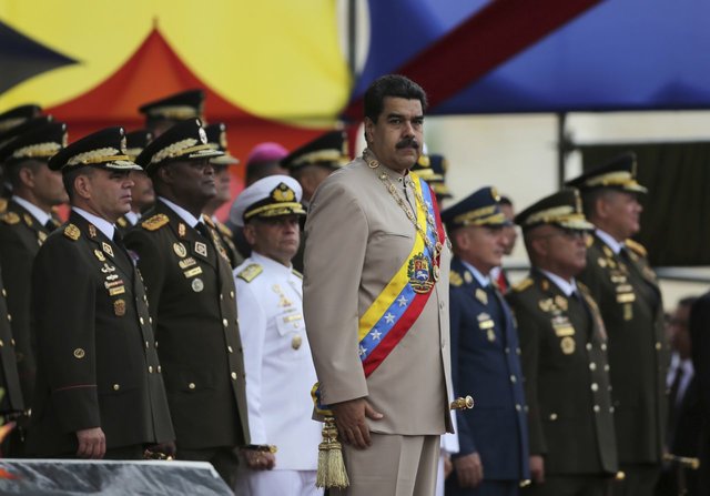 مادورو خواستار وفاداری ارتش شد