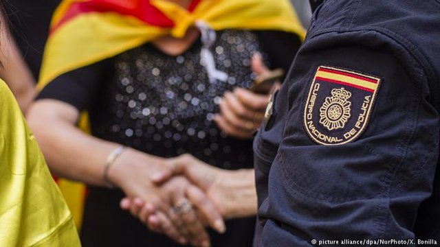 آغاز خروج هزاران نیروی پلیس از کاتالونیا