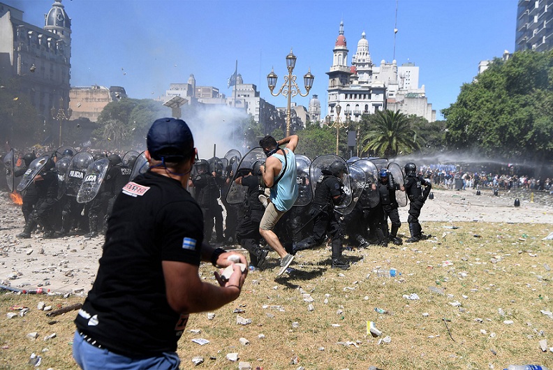 معترضان آرژانتینی با پلیس درگیر شدند
