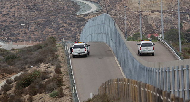 ترامپ ۱۸ میلیارد دلار برای ساخت دیوار در مرز مکزیک می‌خواهد