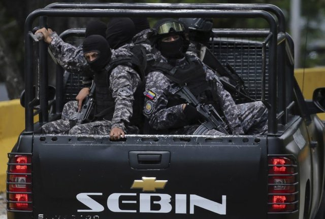 مادورو خواستار تحقیق علیه دو کشیش شد/بازداشت پنج "تروریست" طی عملیاتی در حومه کاراکاس