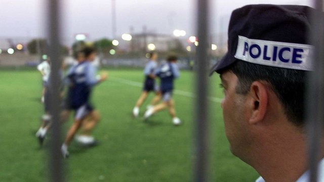 تهدید مربی با تفنگ به خاطر حضور در ترکیب اصلی!