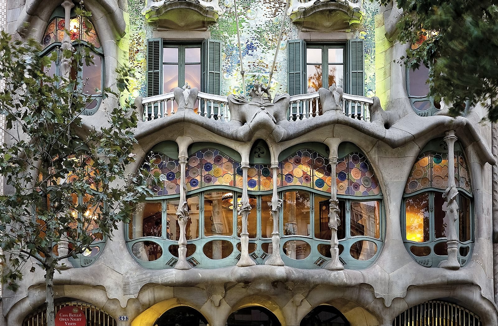 خانه جادوگرها در اسپانیا که با استخوان ساخته شده !!
