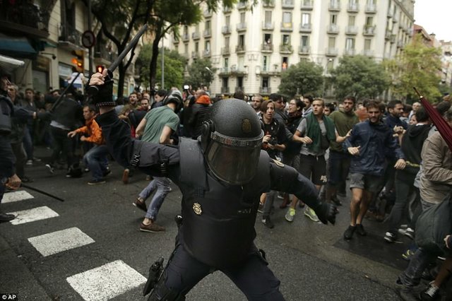 عذرخواهی اسپانیا بابت اقدامات خشونت‌آمیز پلیس در روز همه‌پرسی کاتالونیا