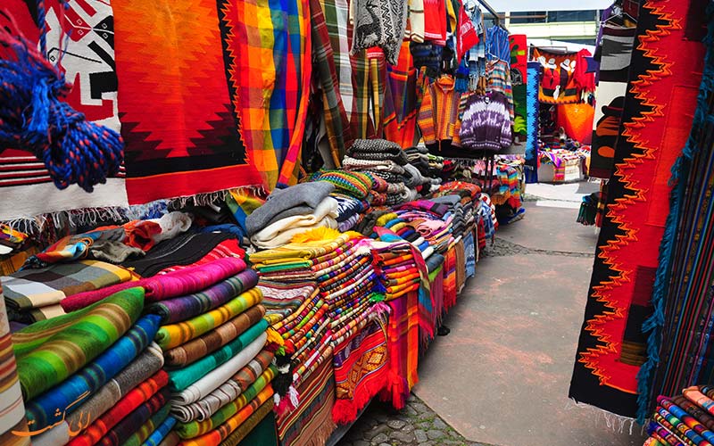 در بازار اوتاوالو اکوادور، صد درصد رنگی می شوید!