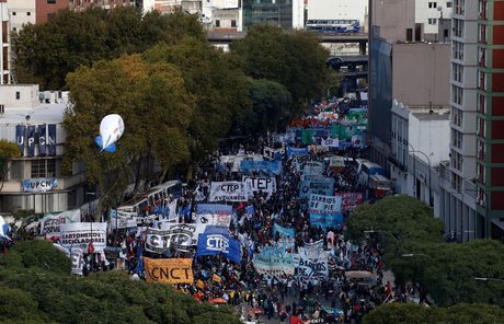 تهدید اتحادیه‌های مشاغل آرژانتین به اعتصاب سراسری