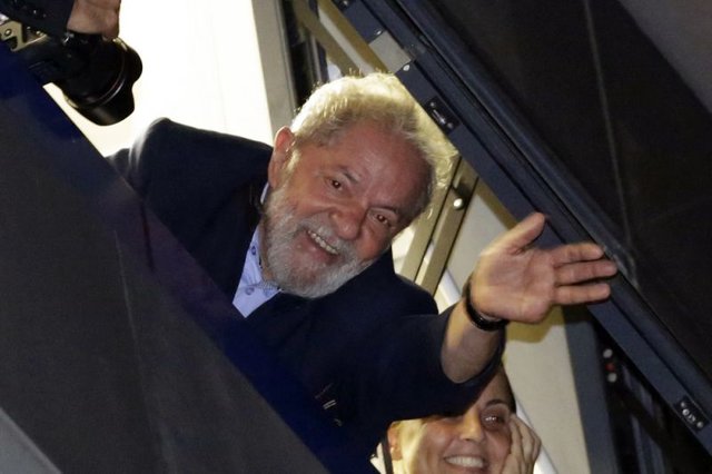 داسیلوا از زندان نامزدی‌اش برای انتخابات ریاست جمهوری برزیل را اعلام می‌کند