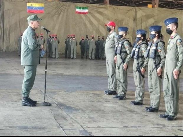 نصب پرچم ایران در مراسم اهدا سردوشی خلبانان ونزوئلا