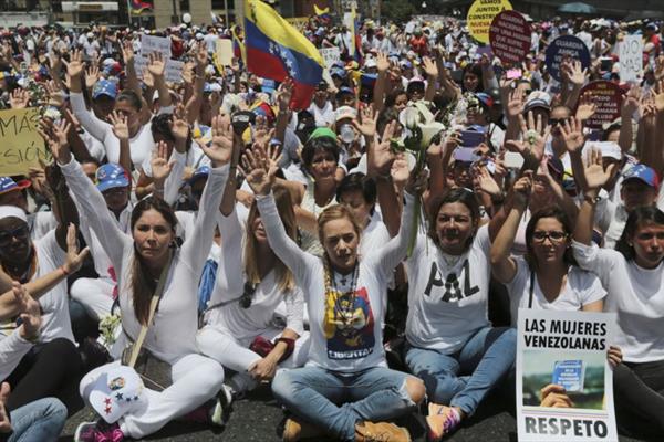 تظاهرات زنان سفیدپوش ونزوئلا علیه پوپولیسم