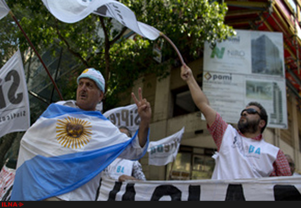 تظاهرات کارگران آرژانتینی همزمان با برگزاری مجمع جهانی اقتصاد