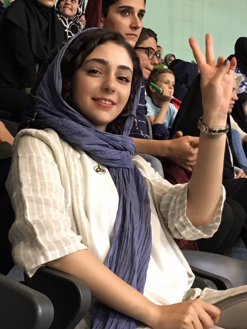 تصویر و روایت هنرپیشه خانم جوان از تماشای بازی والیبال ملی