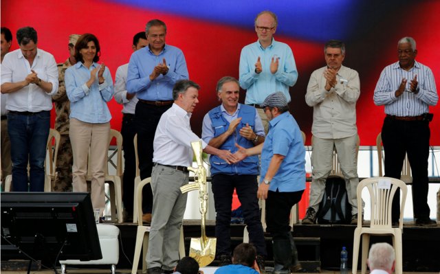 حضور رئیس جمهور کلمبیا و رهبر فارک در مراسم تکمیل روند تحویل دادن تسلیحات