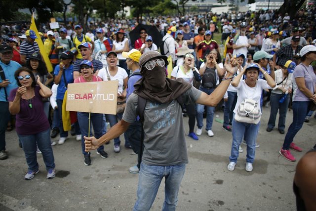 ونزوئلا در آستانه برگزاری همه‌پرسی نمادین