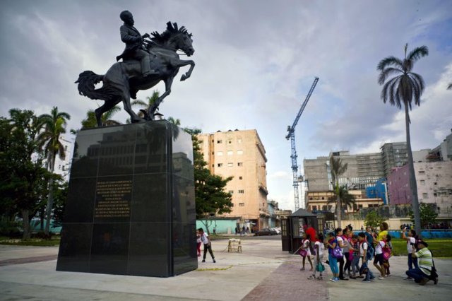 پرده‌برداری از مجسمه اهدایی آمریکا به کوبا از قهرمان ملی‌ این کشور